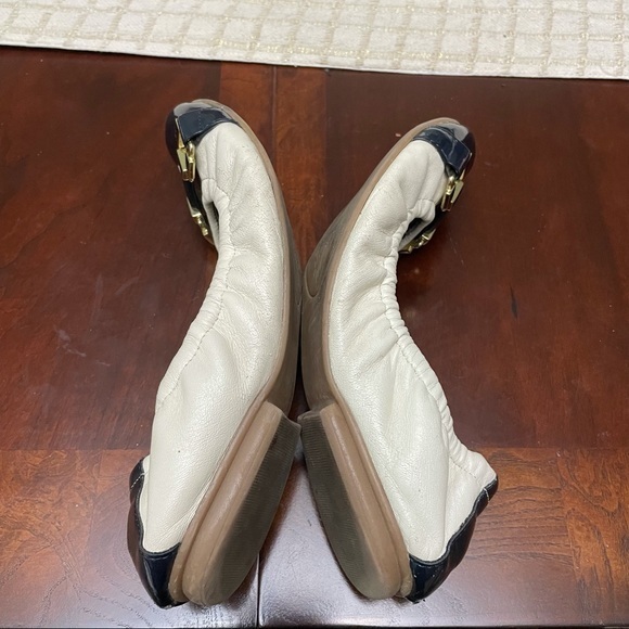 Tahari Gloria Navy& cream Leather Ballet Flat Size 7 1/2 - Picture 5 of 7
